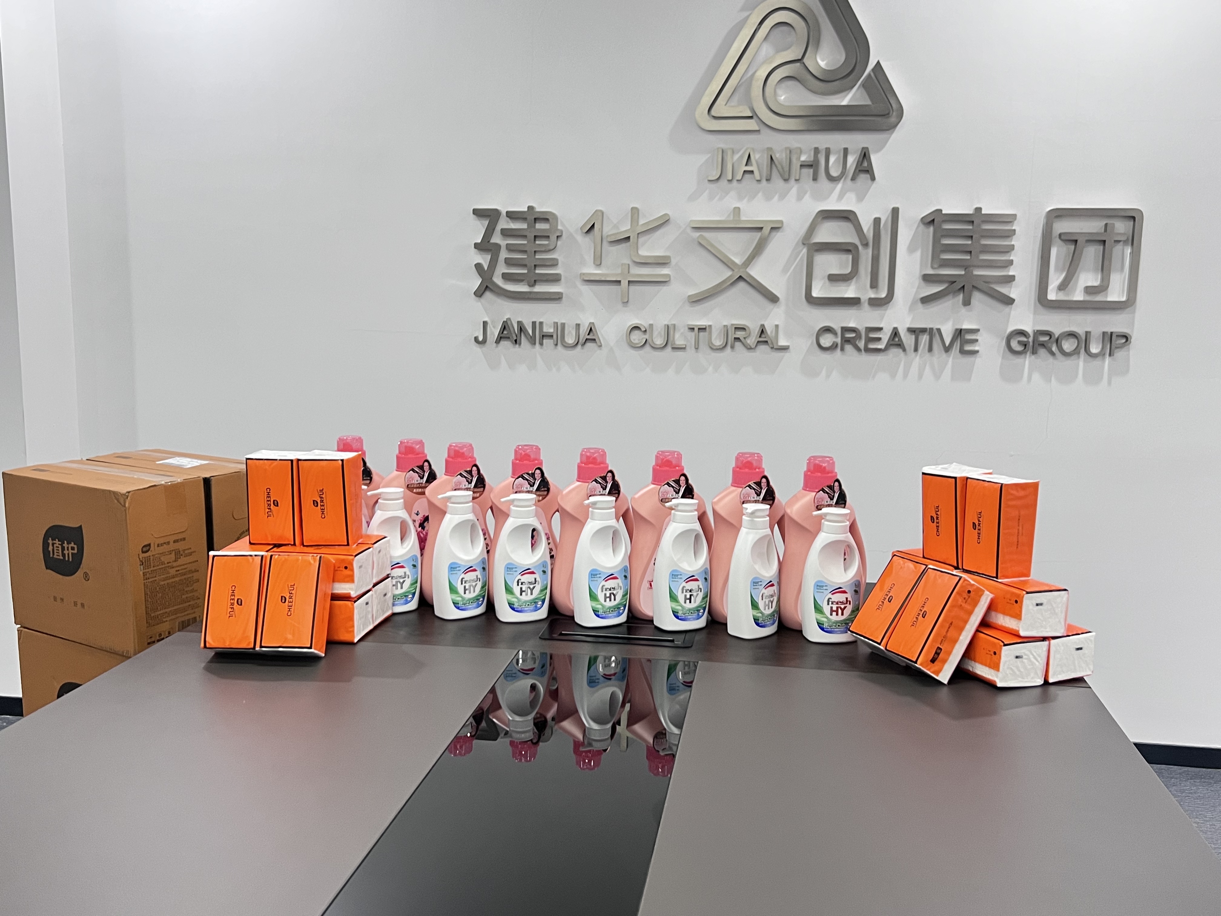 愛在春天，情暖三八——建華文創(chuàng)集團工會為女職工發(fā)放暖心福利